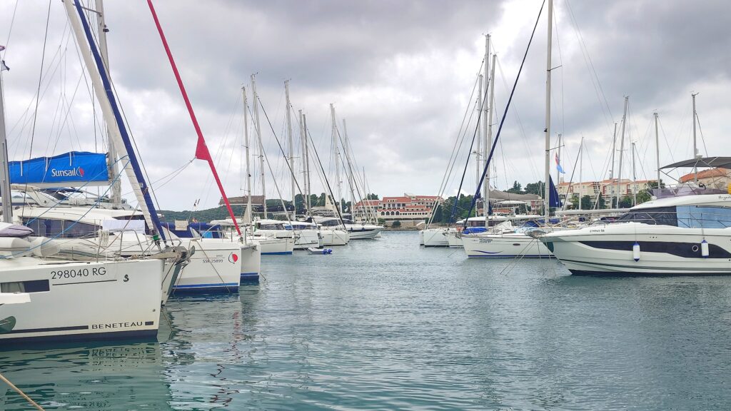 Tight harbours like Korcula in Croatia are not as dynamic as everyone makes out. The mooring lines and pontoons while tight are static