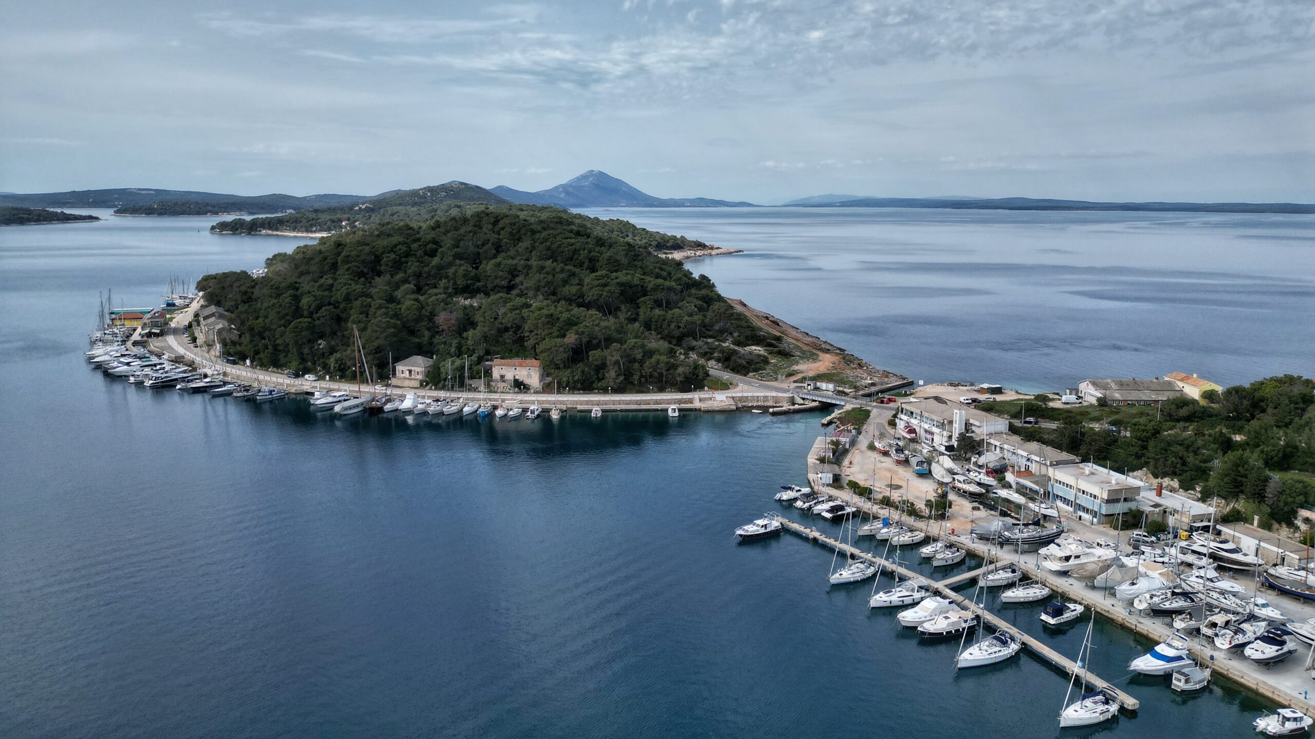 Windless Mali Losinj, but still quite windy at the Kvarner Channel, hard to believe that it can be so different in such a small area. 